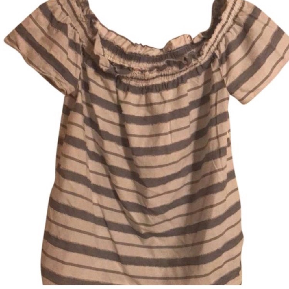 Fun and flirty off the shoulder top.